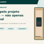 Comparação visual entre uma fechadura digital de sobrepor e uma fechadura digital de embutir em portas de madeira